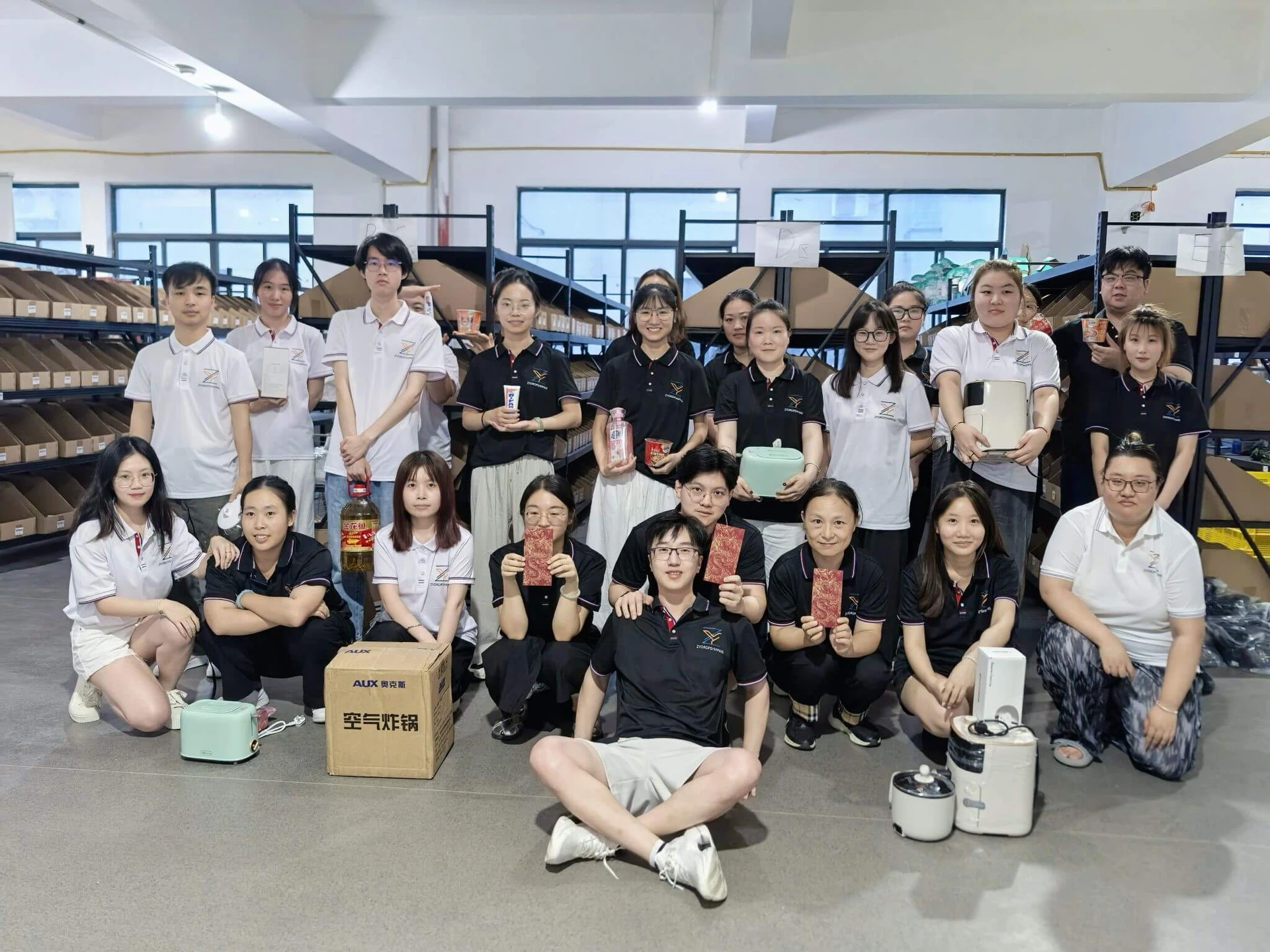 ZY Dropshipping team working together